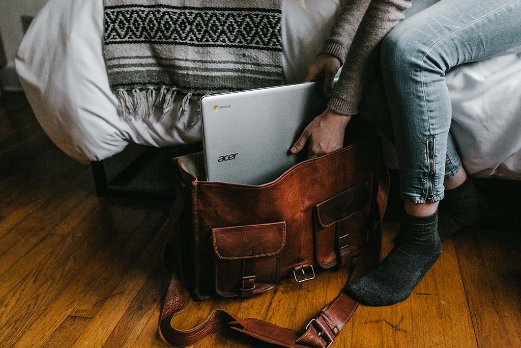 پذاشتن یک لپ تاپ در داخل کیف دوشی